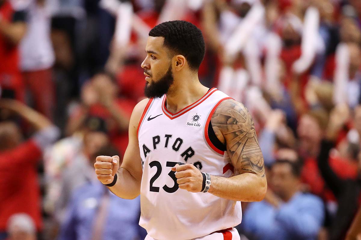 猛龙完胜辽宁队，范弗利特关键制胜