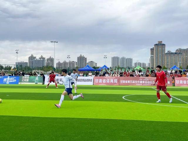 足球场上激烈角逐，球员斗志昂扬