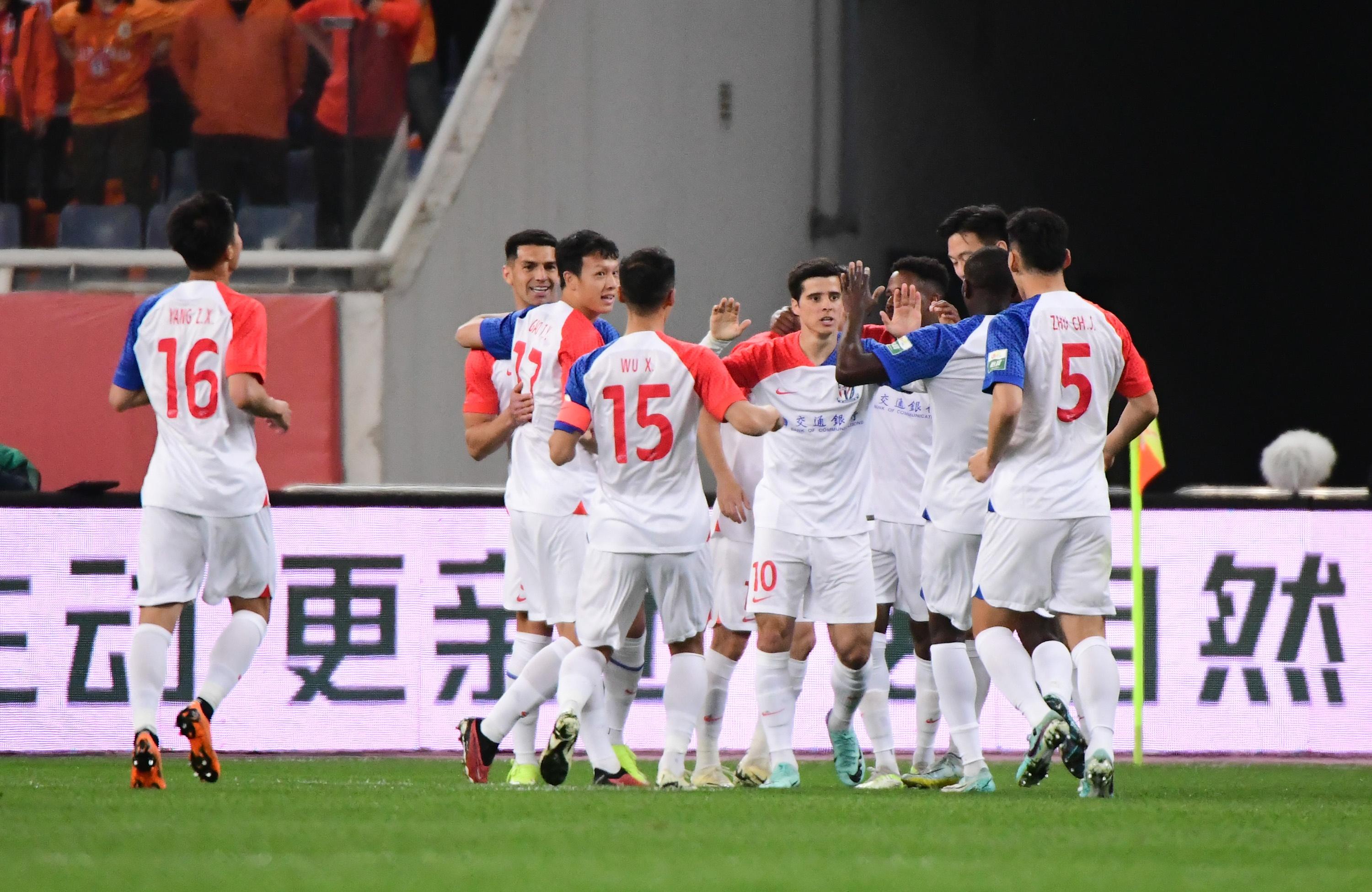 山东鲁能表现不佳，客场惨败于上海申花