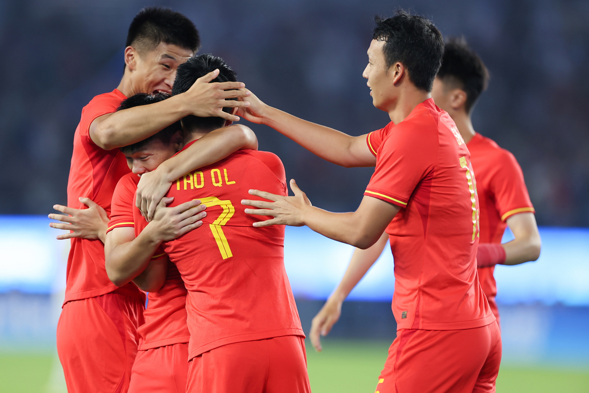 中国队在足球比赛中奋勇争先