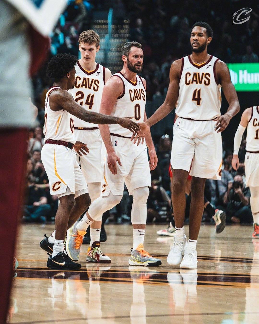 骑士逆转新疆队，武切维奇统治全场